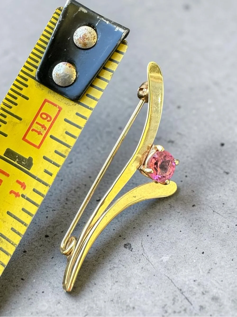 14K Gold Pink Gemstone Brooch (1.6g)